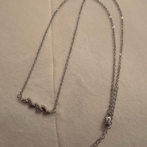 Silver Vine-Inspired Necklace with Leaf Details - Picture 2 of 3